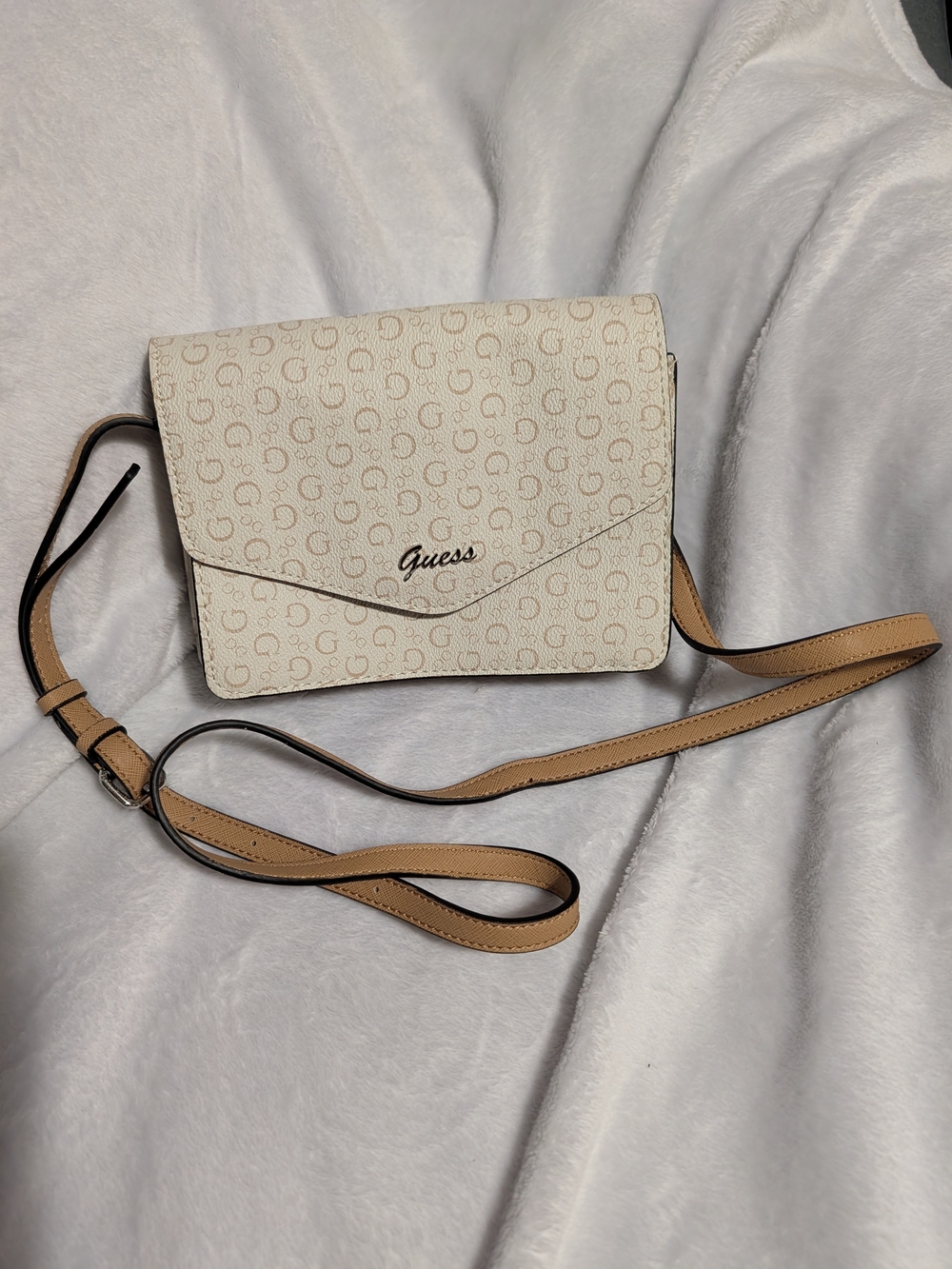 GUESS Crossbody Wallet-on-Strap Bag / Pochette